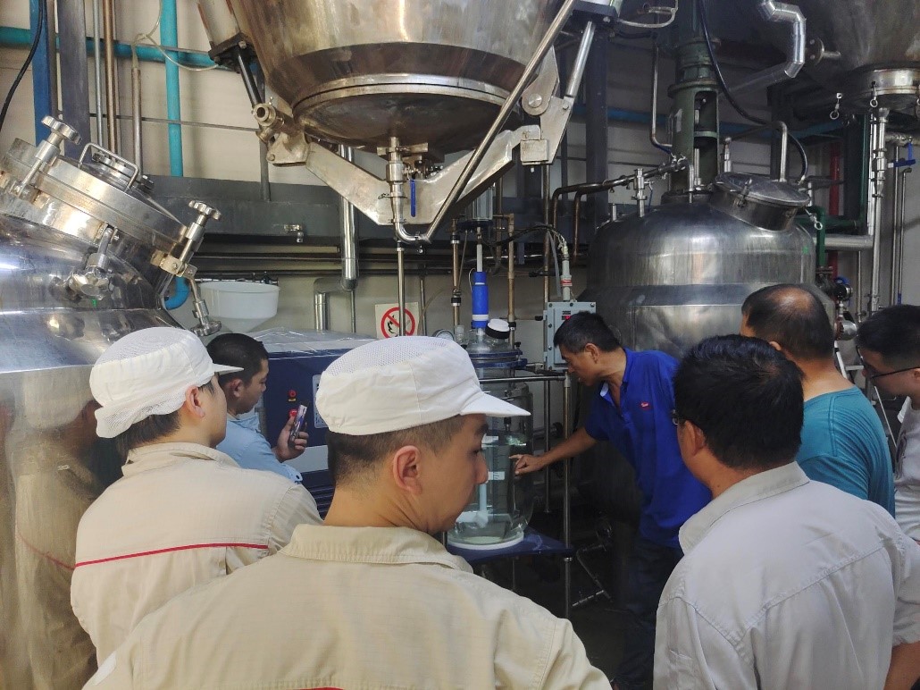 烈日下的匠心傳承、鄭州長城科工貿(mào)陳工在高溫車間中的玻璃反應(yīng)釜設(shè)備培訓(xùn)紀(jì)實(shí)